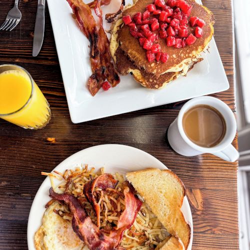 Enjoy breakfast, lunch, and dinner at Famers Restaurant.