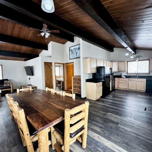 ALPINE HAUS Full Kitchen, Three Bedrooms, Two Queen Rooms, One Set of Bunk Beds, Two Full Size Pull-Out Sofas, Two Bathrooms, Fireplace, Deck and Patio, Pet Friendly, Private Parking, Private Entry, Air Conditioning, WIFI.